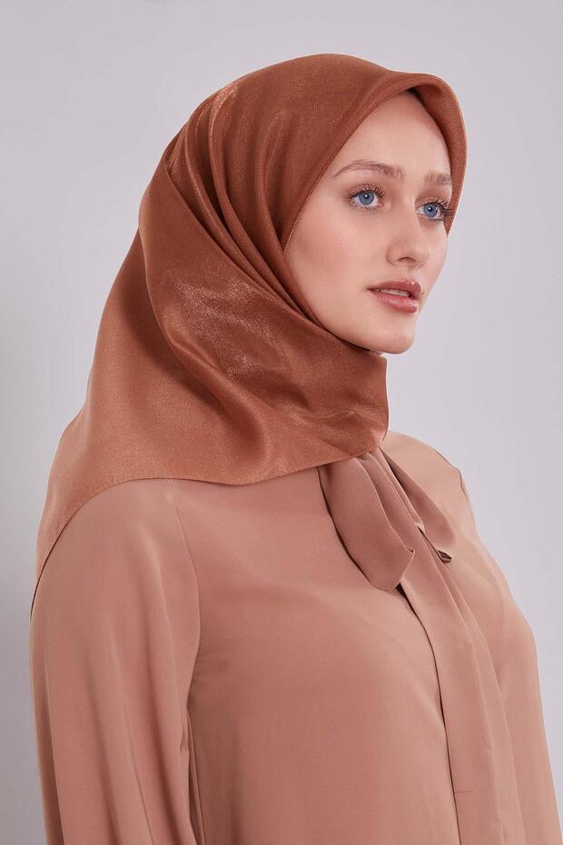 وشاح بني اللون مزدوج اللون
