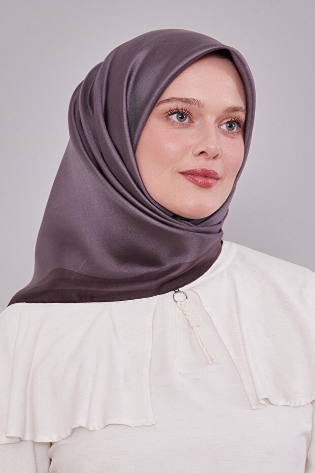 وشاح حريري من التويل بلون بني داكن مع حواف مزخرفة