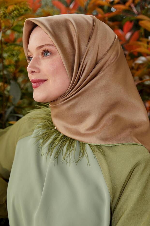 وشاح حريري مزدوج الجوانب باللون الأخضر الكريمي