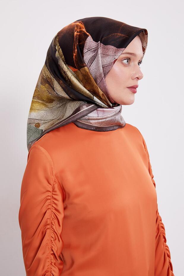 وشاح حريري بنمط تويل مخطط بلون بني مرير
