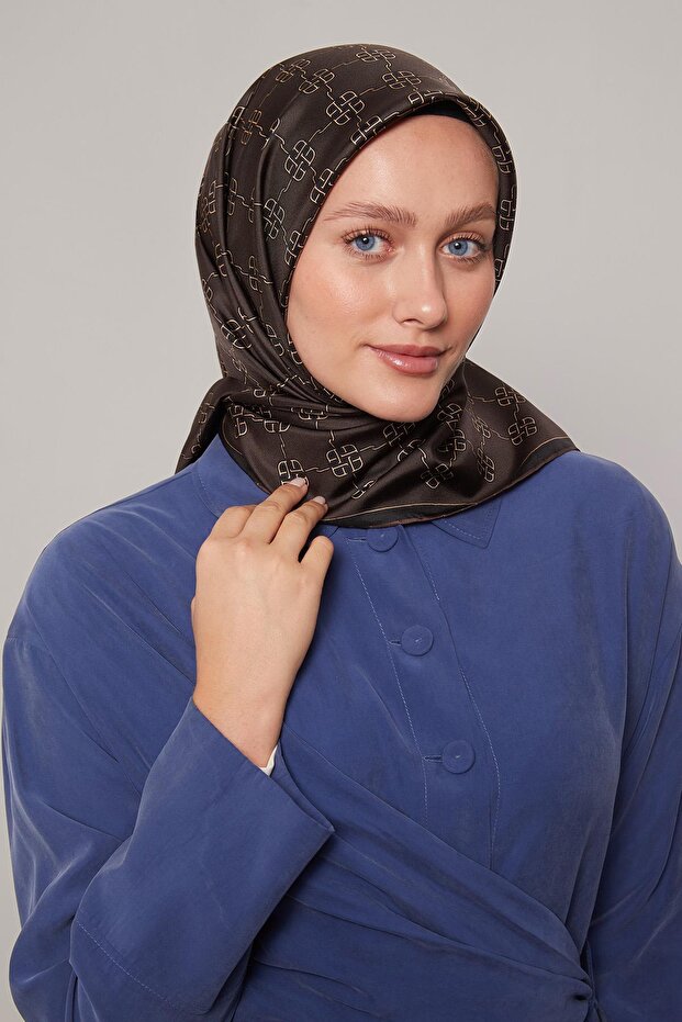 وشاح حريري بنمط البرسيم الصغير باللون البني المر