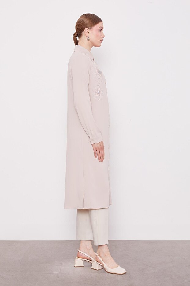 تونيك مطبوع بنمط زهرة الحجر البيج - 3