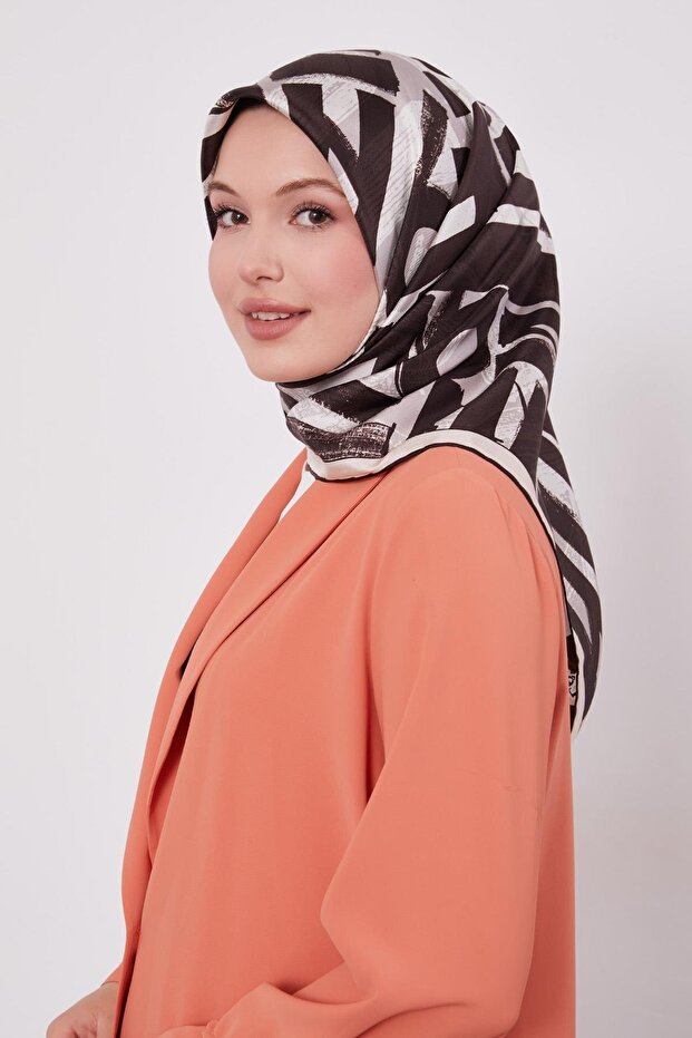 وشاح حريري من التويل مطبوع عليه حرف بني مرير