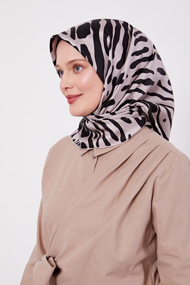 وشاح حريري بنمط الفهد الأسود - 2