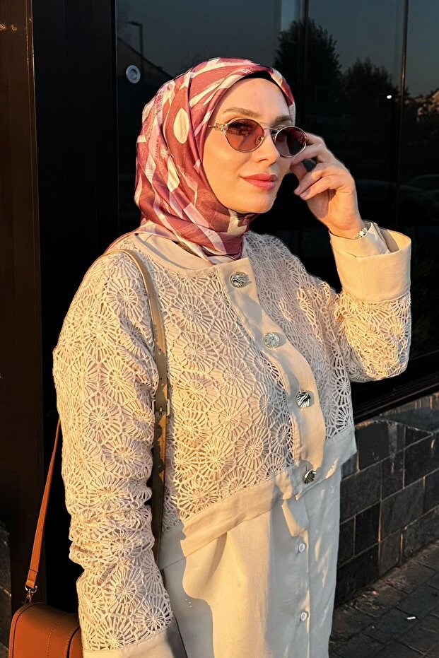 وشاح حريري من التويل مطبوع عليه حرف أرجواني