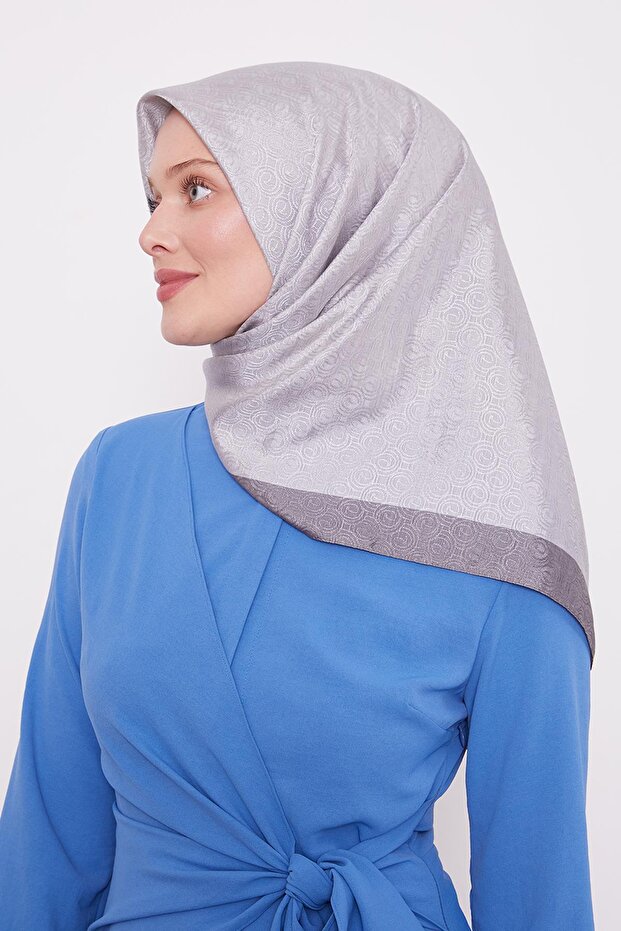 وشاح مونوغرام بنمط حلقة رمادية - 2