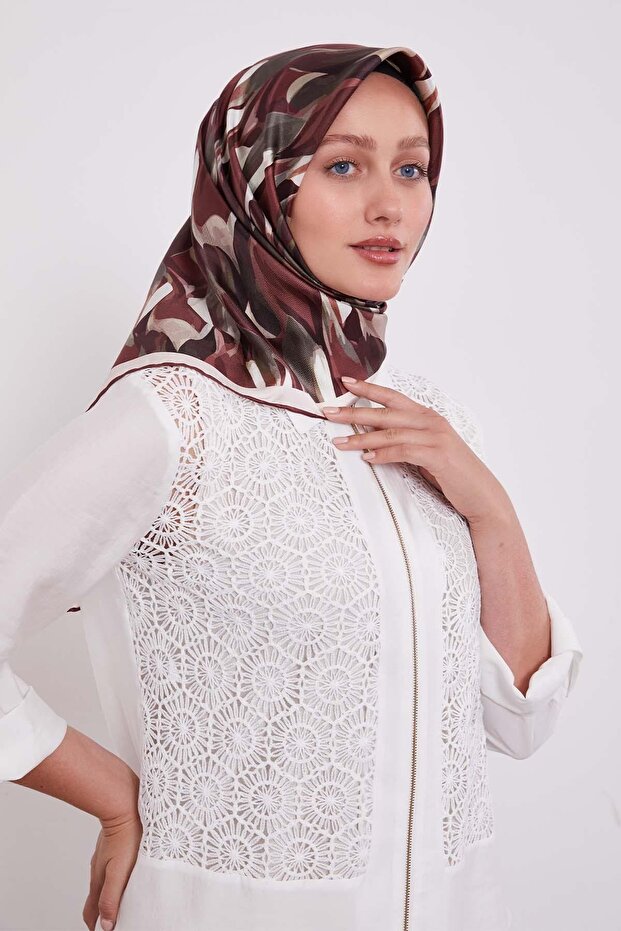 وشاح حريري بنمط تويل مخطط باللون الكرز