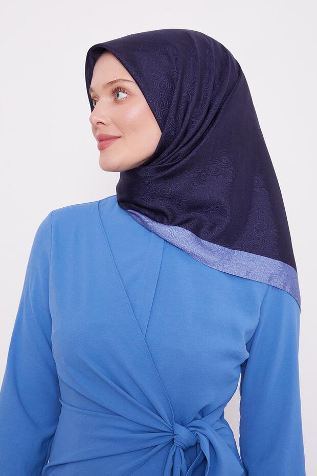 وشاح مونوغرام بنمط حلقة باللون الأزرق الداكن - 1