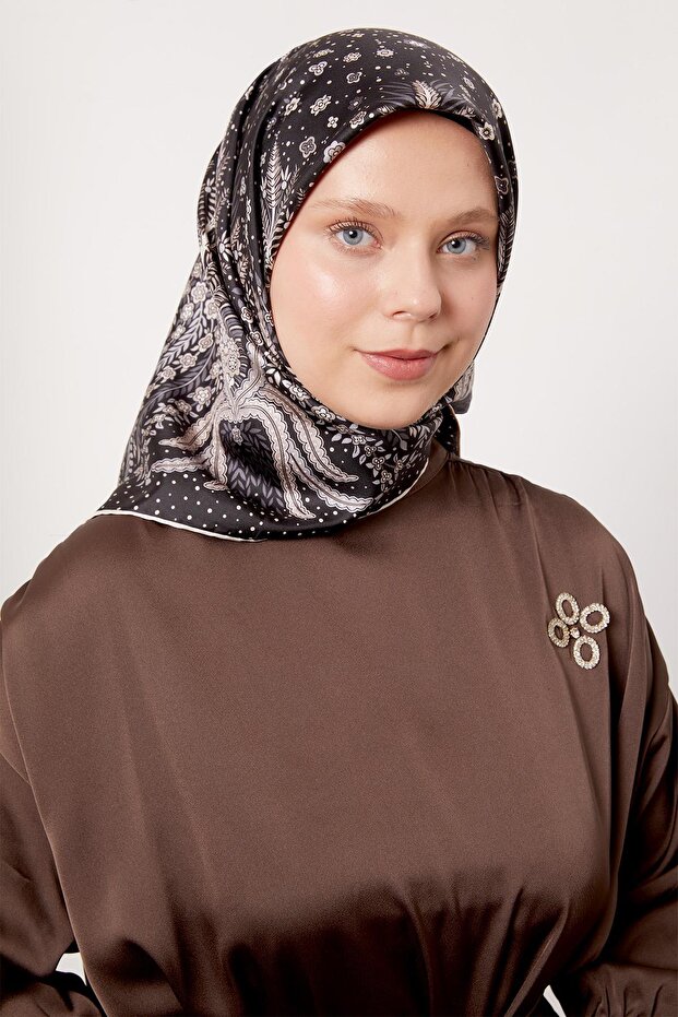 وشاح حريري بنمط أوراق الشجر باللونين الأسود والبيج - 3