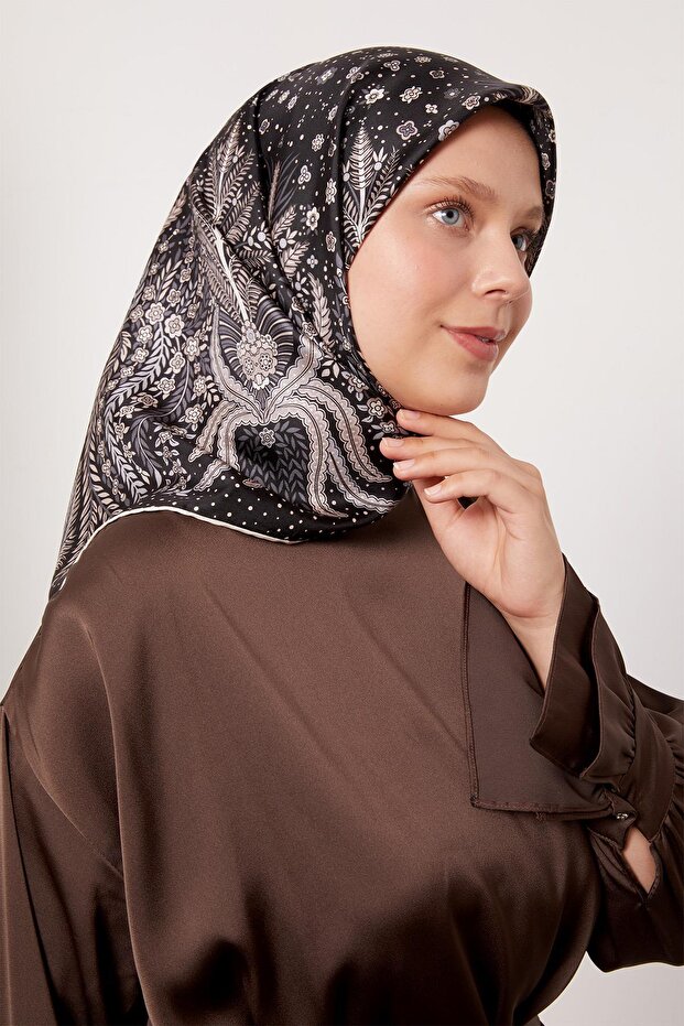 وشاح حريري بنمط أوراق الشجر باللونين الأسود والبيج - 2