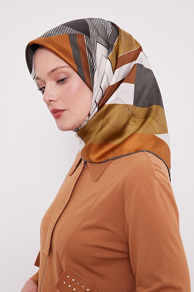 وشاح حريري بنمط المتاهة الخضراء - 1