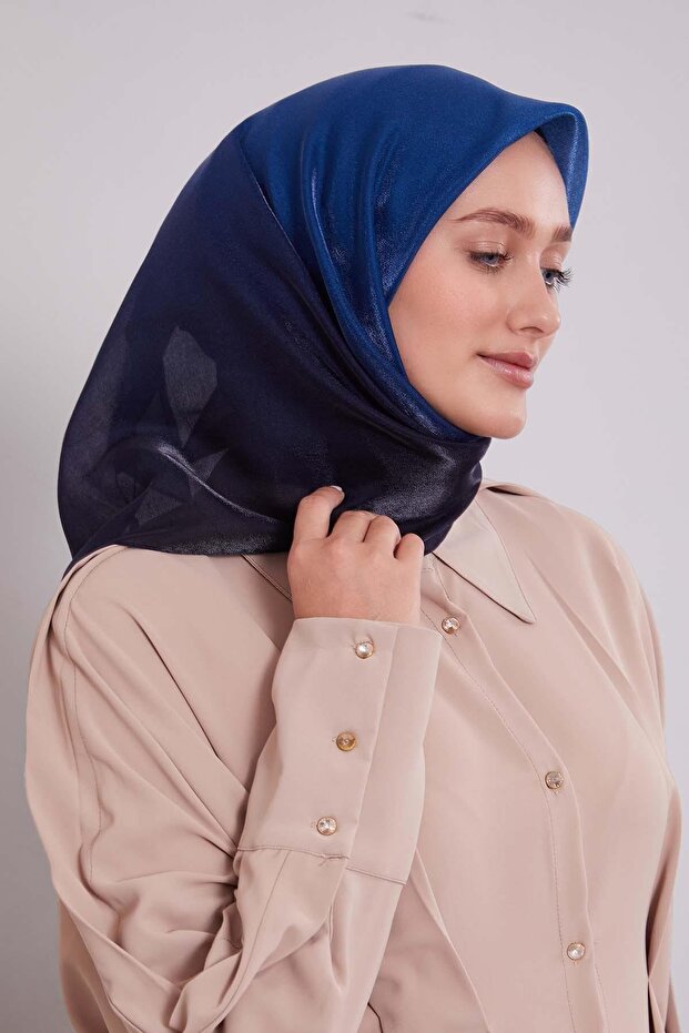 وشاح من قماش الدنيم باللون الأزرق مزدوج اللون