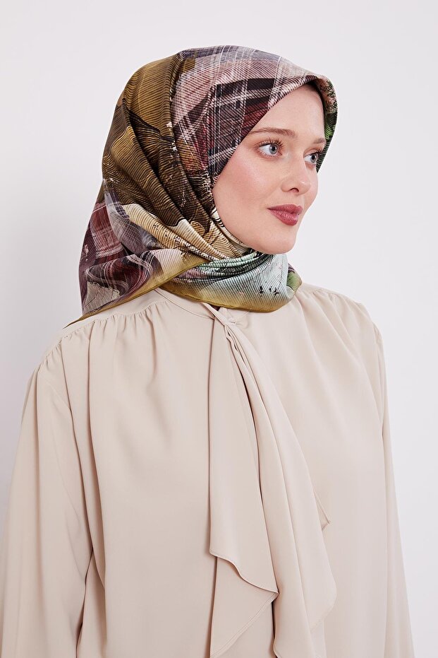 وشاح حريري بنمط خطوط رفيعة باللون الأخضر