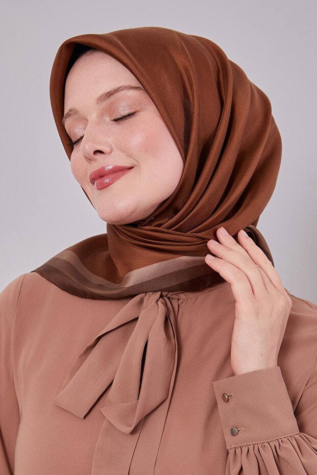وشاح حريري من التويل بلون بني شوكولاتة مع حواف مزخرفة