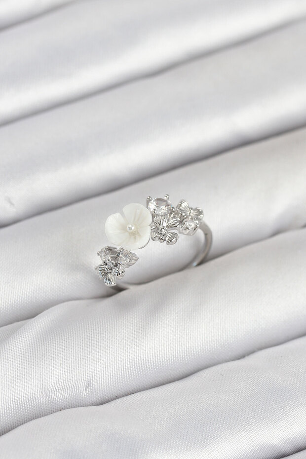 Flower Model Style Ring with Silver Brass Zircon for Elegant Woman