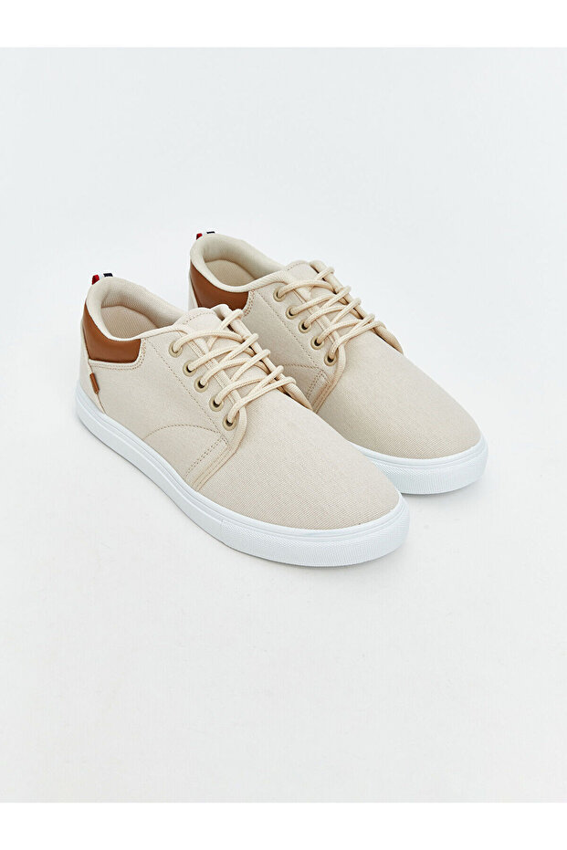 Laced men's sports shoes