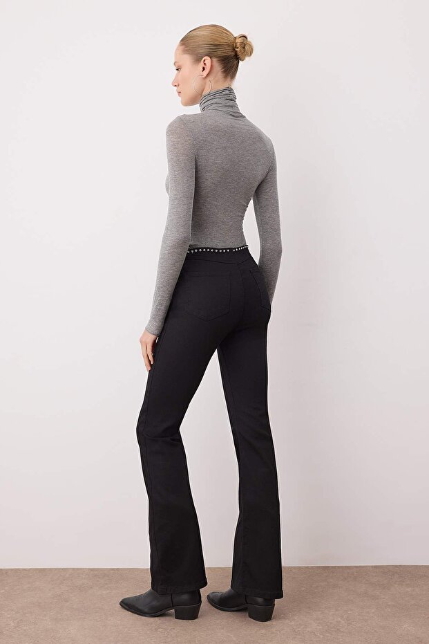Siyah Yüksek Bel Comfort/Esnek Beli Trok Detaylı Flare İspanyol Paça Jeans TWOAW26JE00209 - 4