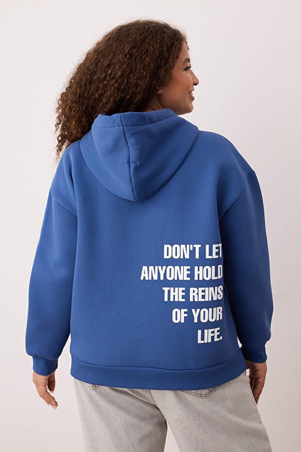 Mavi Kapüşonlu Sırtı Slogan Baskılı Örme Büyük Beden Sweatshirt TBBAW26AO00015