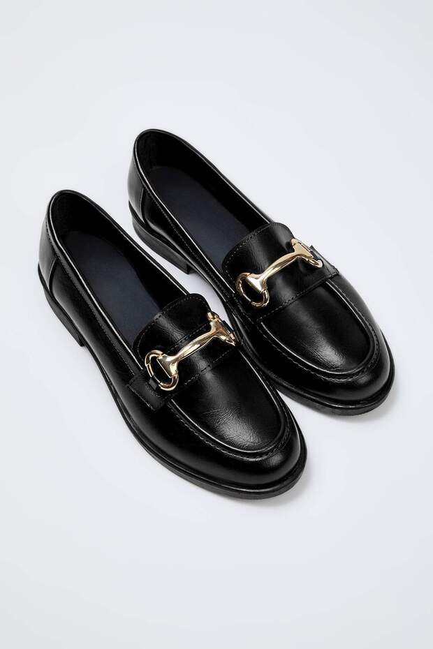 Czarne metalowe dodatki, damskie loafersy z detalami TAKAW26LA00007 - 2