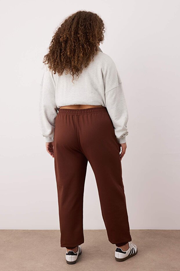 Kahverengi Loose Jogger İnce Paçası Lastikli Esnek Bel Örme Büyük Beden Eşofman Altı TBBAW23AJ00002 - 4