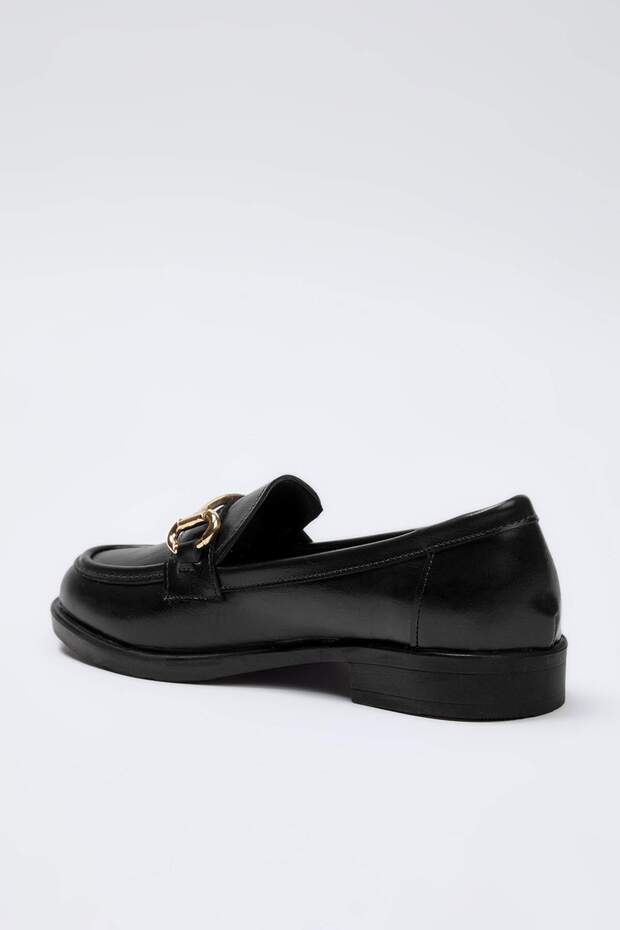 Czarne metalowe dodatki, damskie loafersy z detalami TAKAW26LA00007 - 4