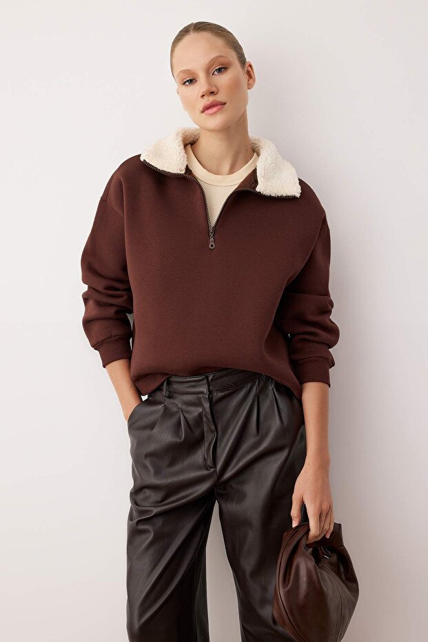 Kahverengi Oversize Kalıp Yakada Peluş Detaylı Kalın İçi Polarlı Örme Sweatshirt TWOAW26SW00146 - 1