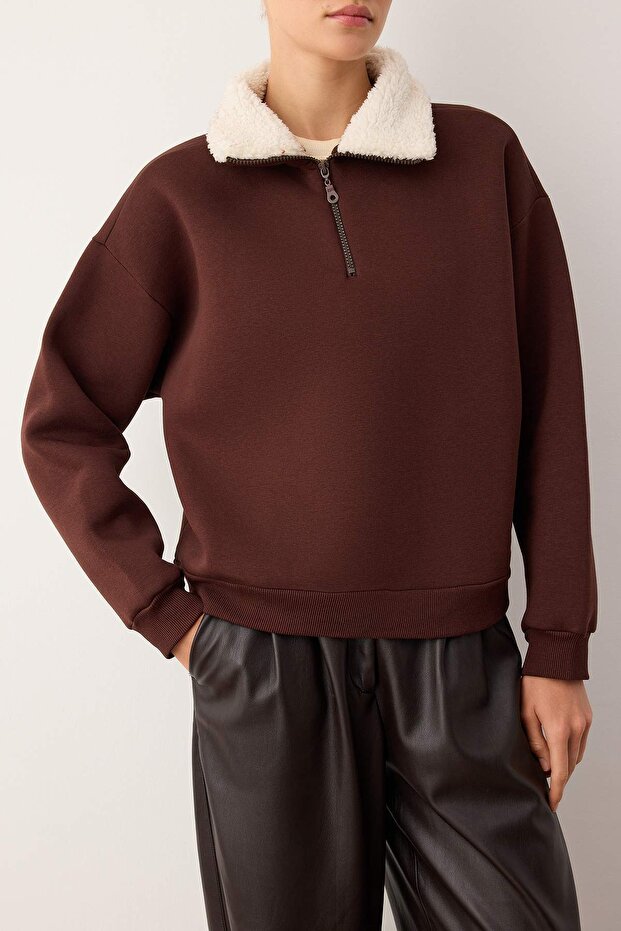 Kahverengi Oversize Kalıp Yakada Peluş Detaylı Kalın İçi Polarlı Örme Sweatshirt TWOAW26SW00146 - 3