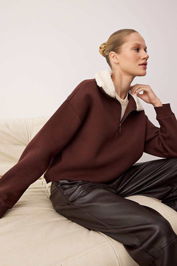 Kahverengi Oversize Kalıp Yakada Peluş Detaylı Kalın İçi Polarlı Örme Sweatshirt TWOAW26SW00146 - 2