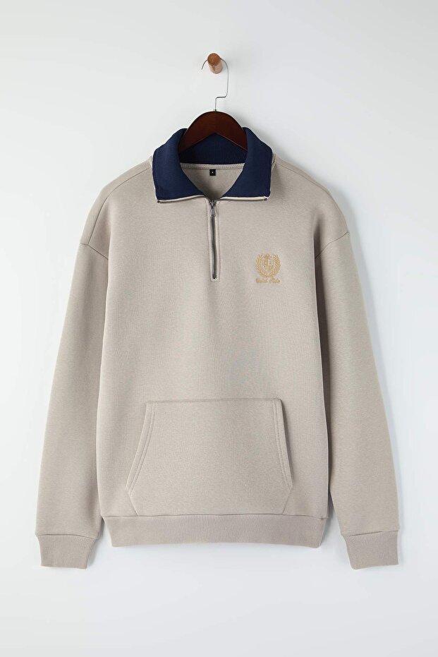 Gri Oversize Dik Yaka Fermuarlı İçi Polarlı/Sıcak Tutan Nakışlı Sweatshirt TMNAW25SW00081 - 5