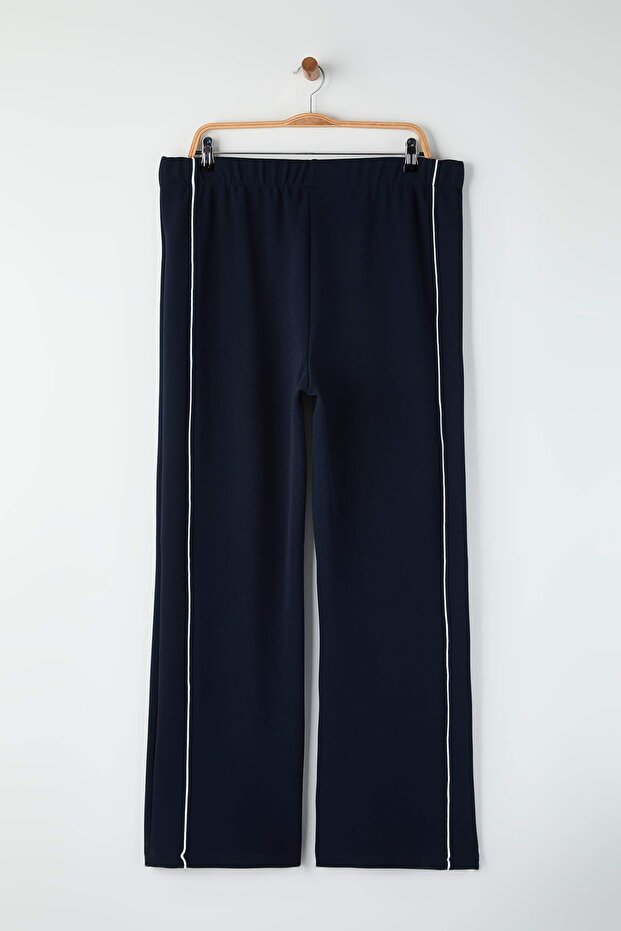 Lacivert Straight Fit Beyaz Biye Detaylı Örme Krep Büyük Beden Pantolon TBBAW26AR00005 - 7