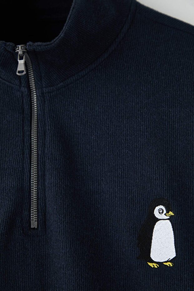 Lacivert Yeni Oversize Büyük Beden Dokulu Dik Yaka Penguen Nakışlı Sweatshirt TMNAW26AO00000 - 3