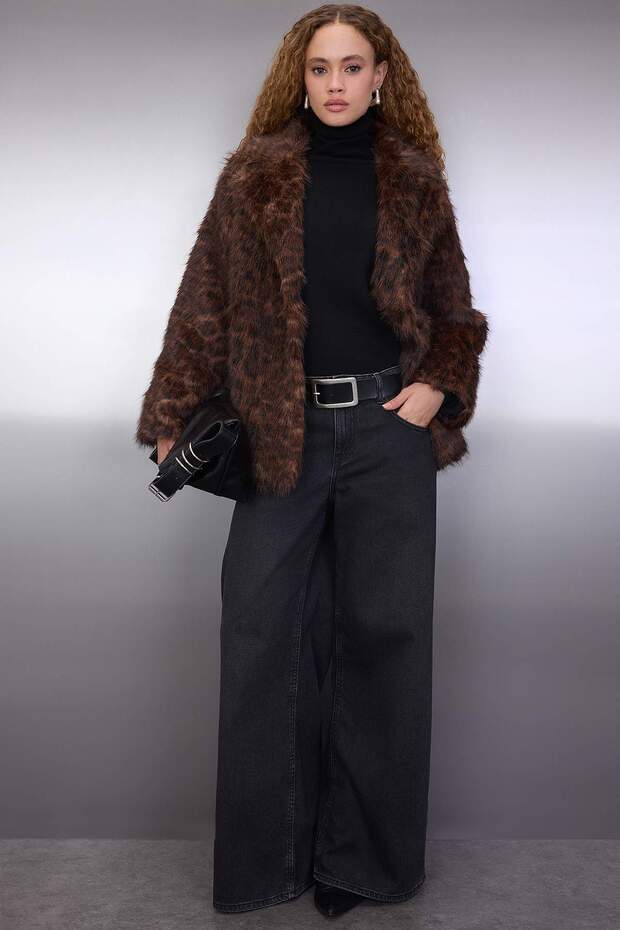 Wielokolorowy, wzorzysty, oversize'owy płaszcz futrzany z panterką TWOAW26MO00060 - 2