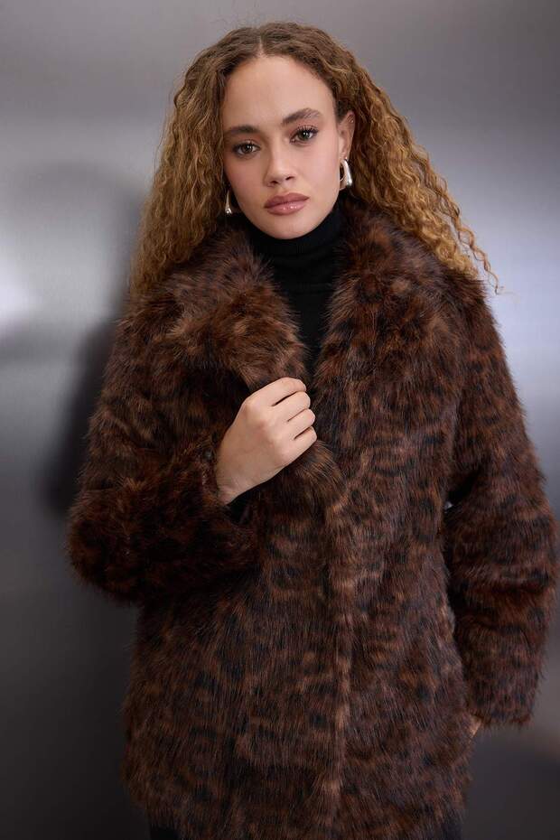 Wielokolorowy, wzorzysty, oversize'owy płaszcz futrzany z panterką TWOAW26MO00060 - 1