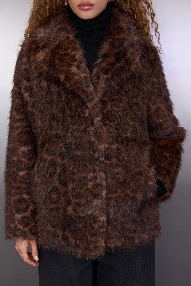 Wielokolorowy, wzorzysty, oversize'owy płaszcz futrzany z panterką TWOAW26MO00060 - 3