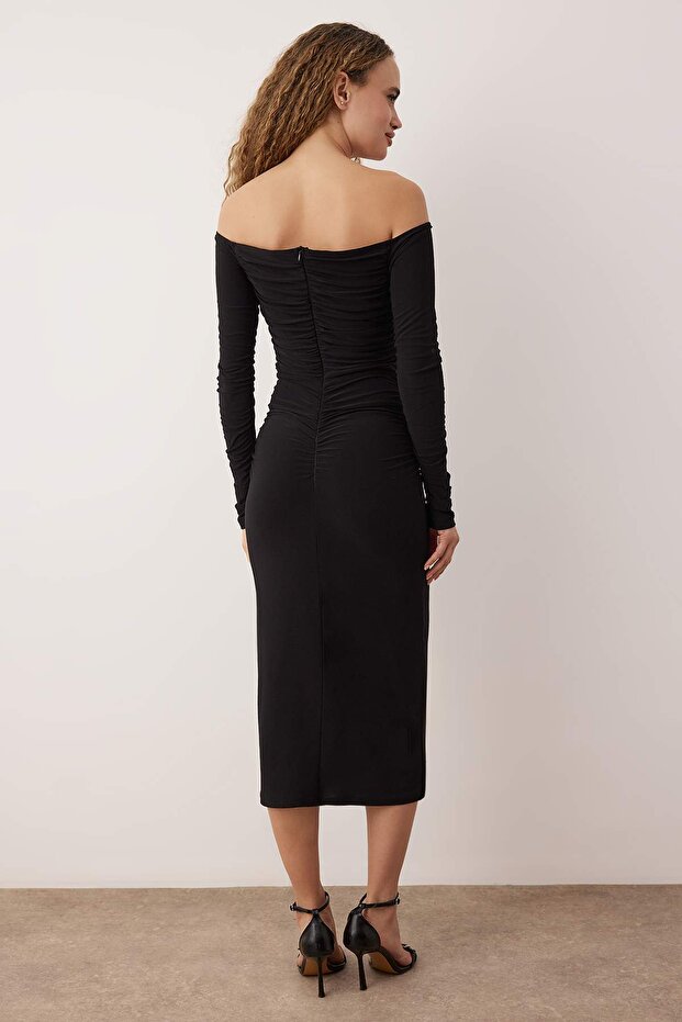 Czarna sukienka z dekoltem w kształcie litery V, dopasowana do sylwetki TPRAW25EL00073 - 4