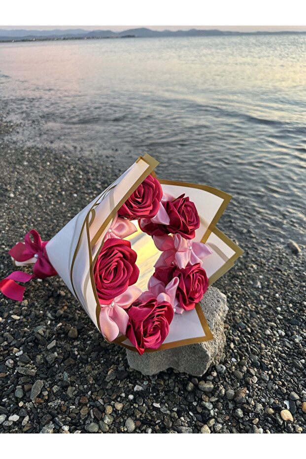 Lotus and Rose Bouquet - 10 Pieces