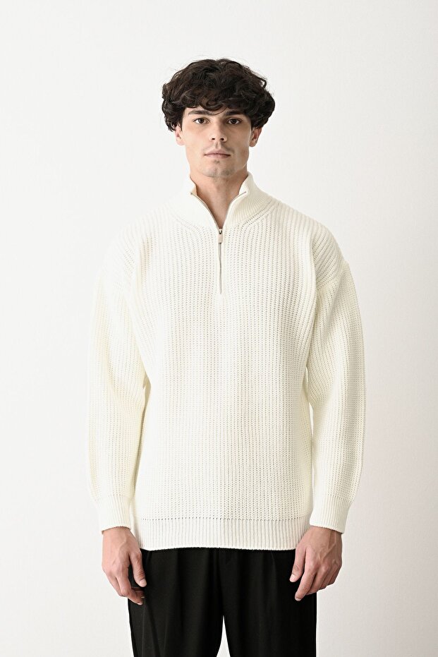 Fermuarlı Beyaz Dik Yaka Basic Oversize Kazak - 1