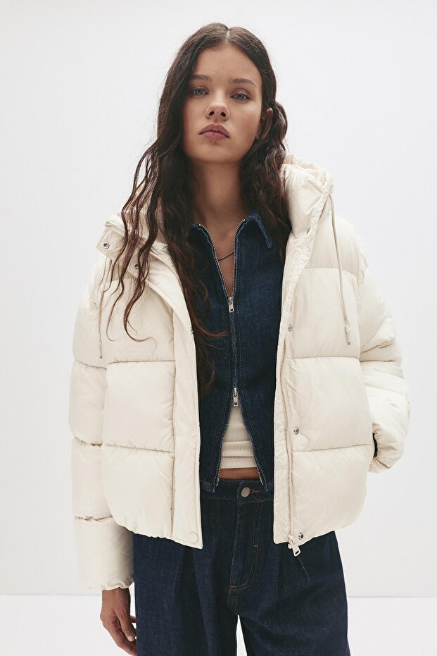 Kısa kapüşonlu şişme mont - 2