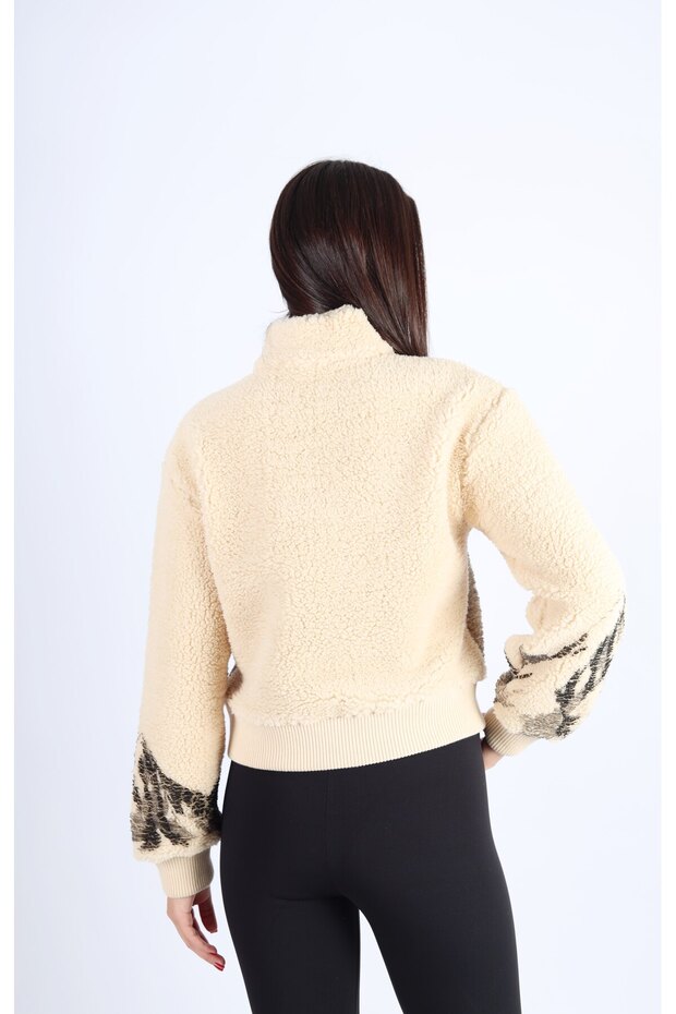 Üzeri Baskılı Fermuarlı Dik Yaka Peluş Hırka - 4