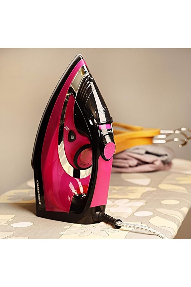 Olsenmark Ceramic Wet and Dry Steam Iron - Ceramic Soleplate - Steam/Dry/Spray/Burst Function - Adju