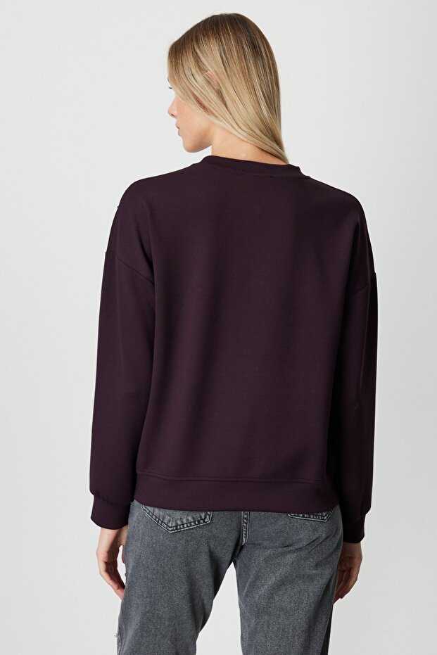 سترة رياضية مزينة باللؤلؤ على الأكتاف - 5