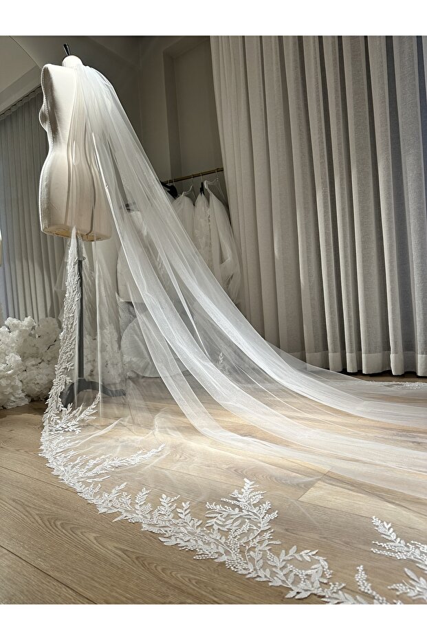 حجاب بلاتيني مزين بنقشة أوراق الترتر - 4