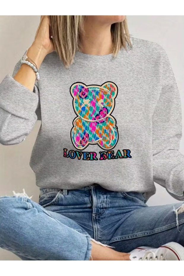 سويت شيرت نسائي من LOVER BEAR مطبوع برقبة دائرية باللون الرمادي والأسود فضفاض كبير الحجم