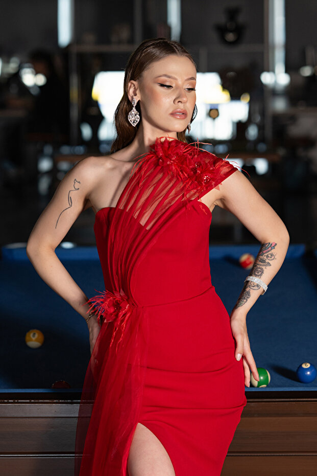 Kırmızı Tek Omuz Çiçek Aksesuarlı Yırtmaçlı Uzun Abiye ABU4969 - 1