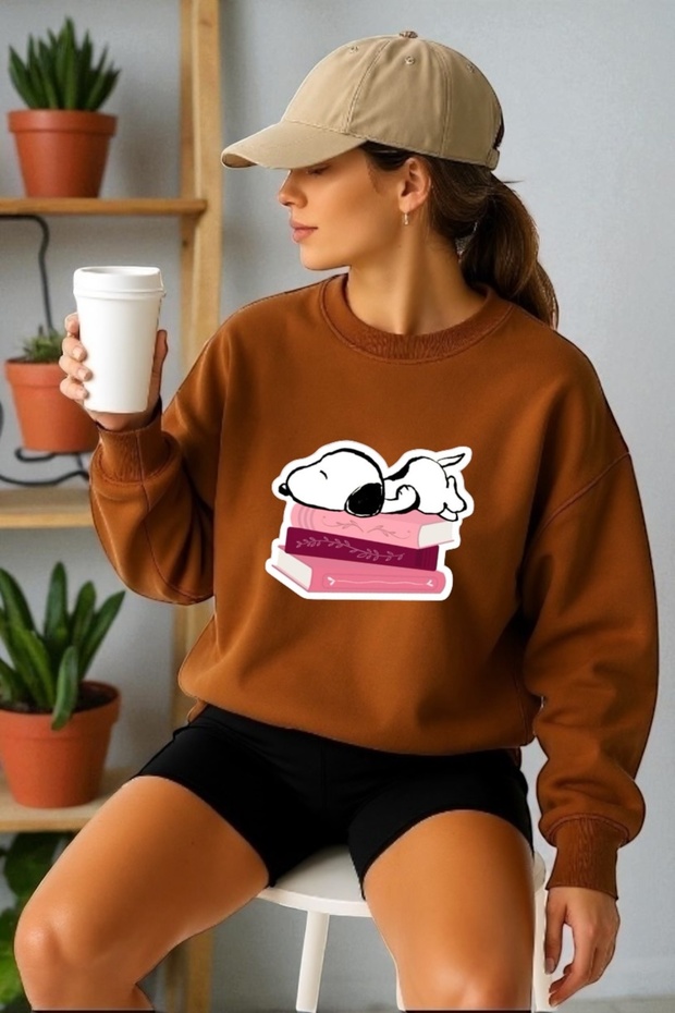 سويت شيرت للجنسين بأكمام طويلة مطبوع عليه كتاب سنوبي وياقة دائرية