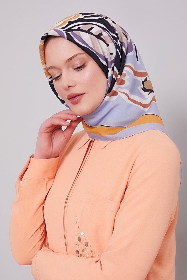 وشاح أورا بتصميم غصن زهرة باللون الأزرق الفاتح