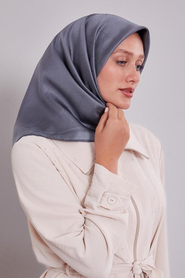 وشاح حريري مونوغرام مع شريط مدخن على الحواف