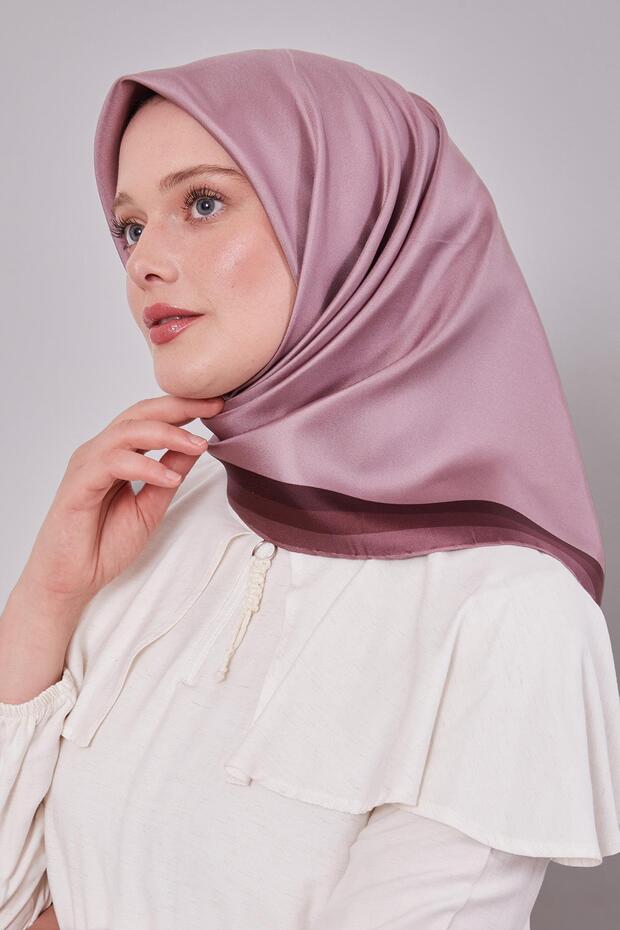 وشاح حريري من التويل بحافة أرجوانية