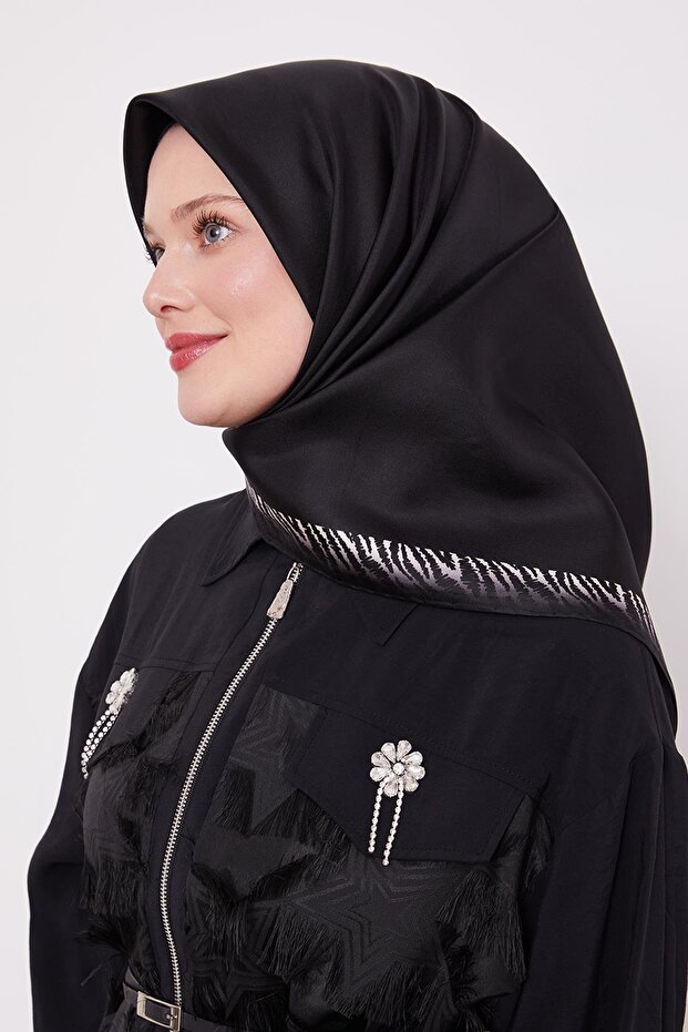 وشاح حريري من نسيج التويل بنمط الفهد ذو الحواف السوداء - 1