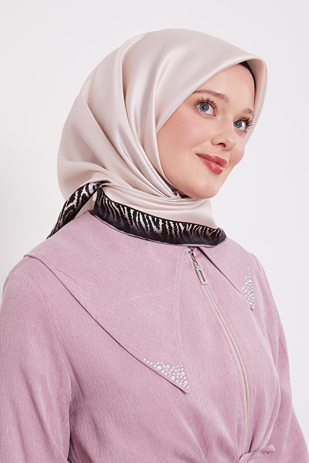 وشاح حريري بنمط الفهد ذو حواف مسحوقة - 2